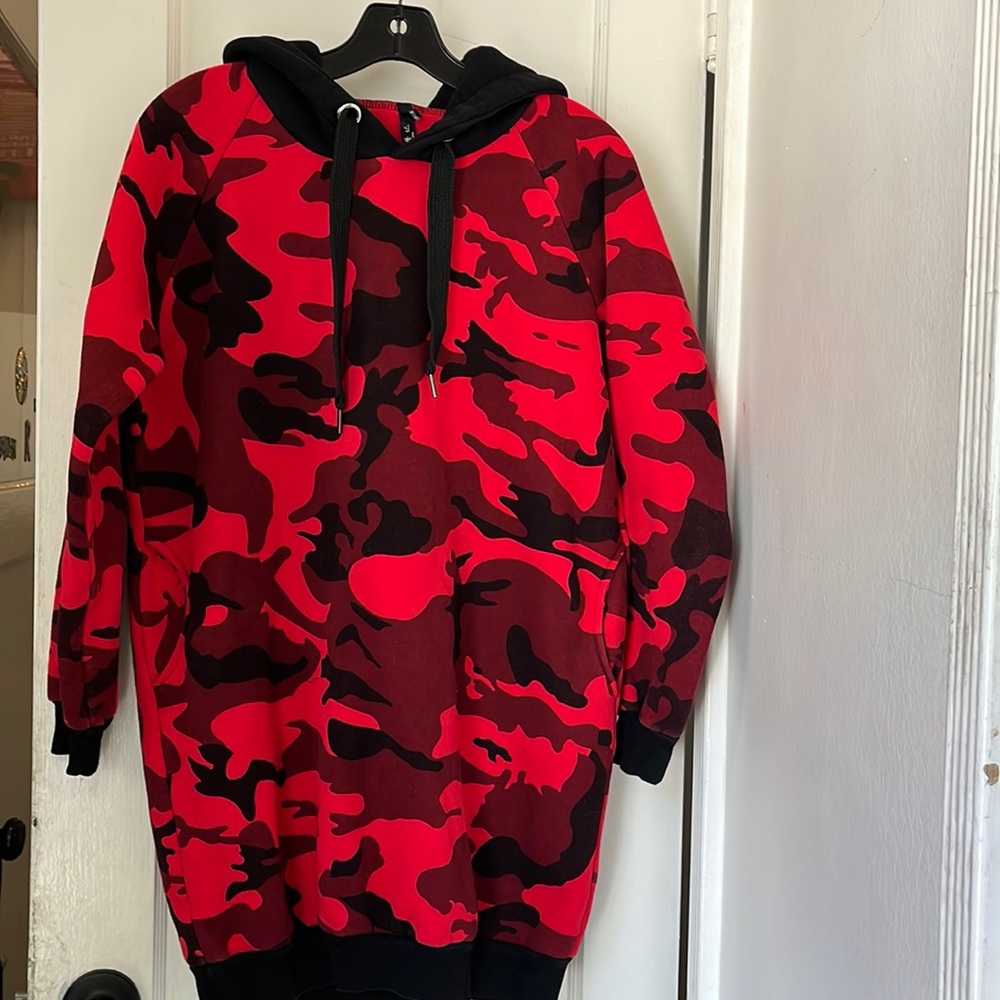 Red Camouflage Long Hoodie by YIQIAODA